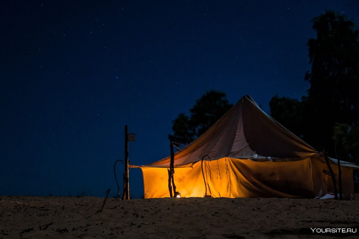 Палатка в пустыне ночью