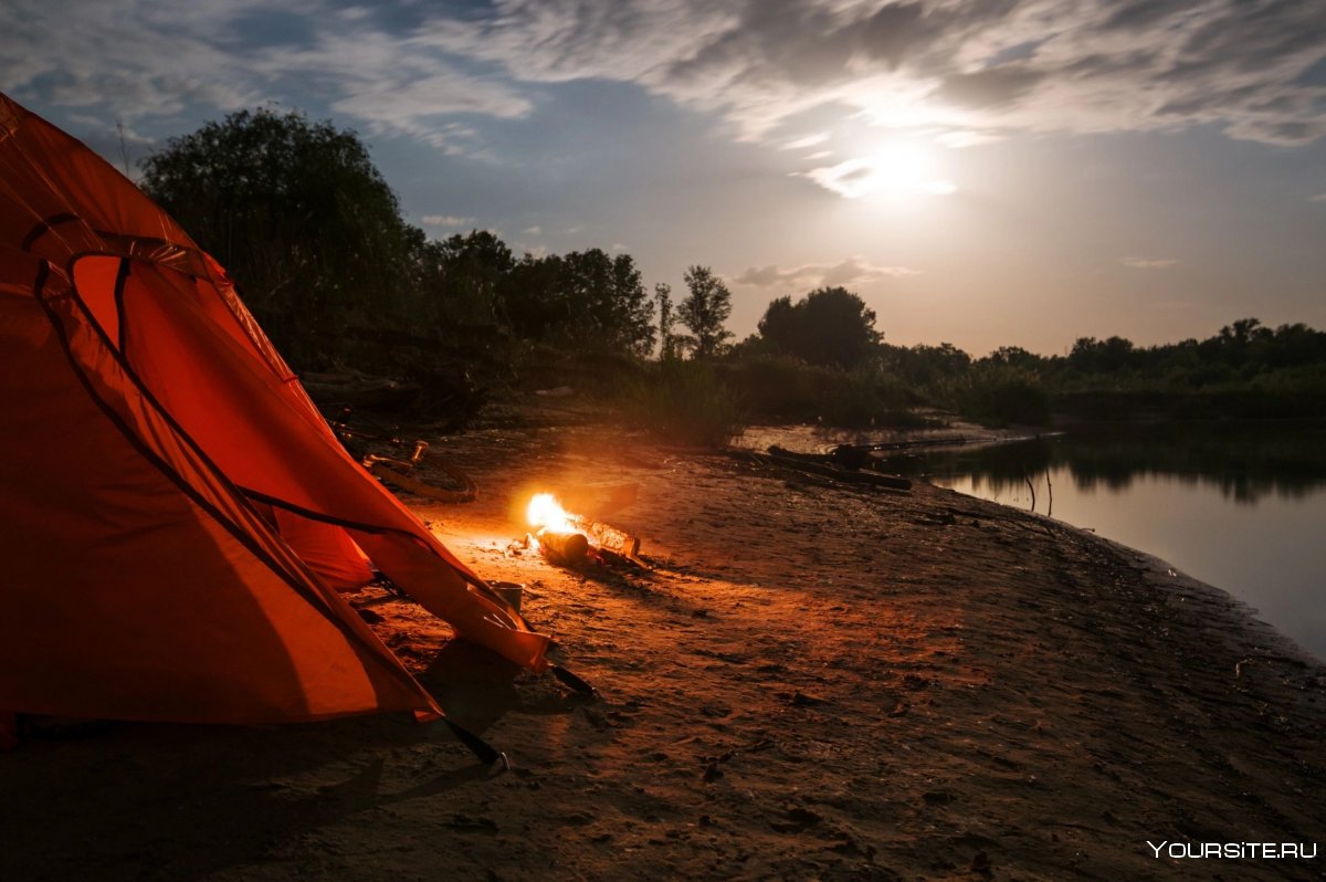 Палатка костер на берегу реки