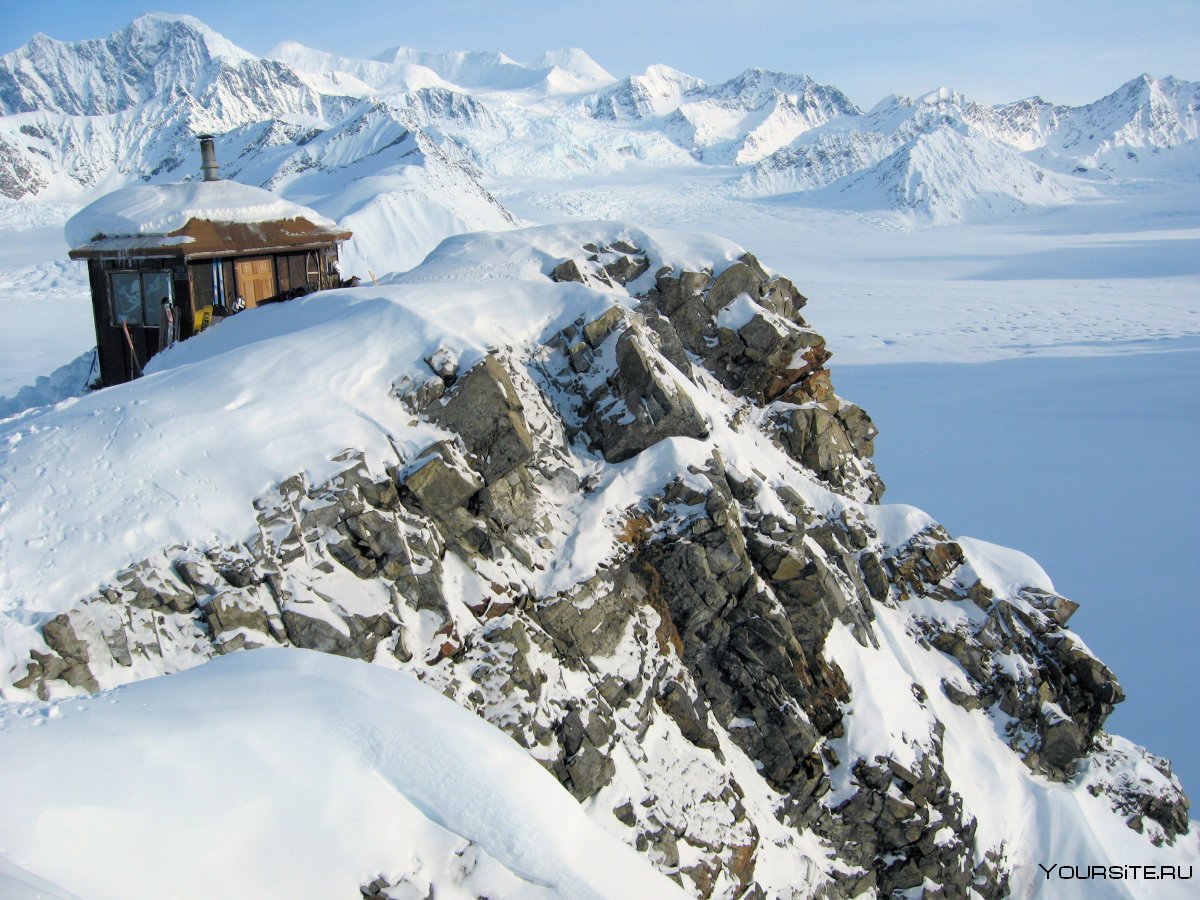 Дом в горах на Аляске