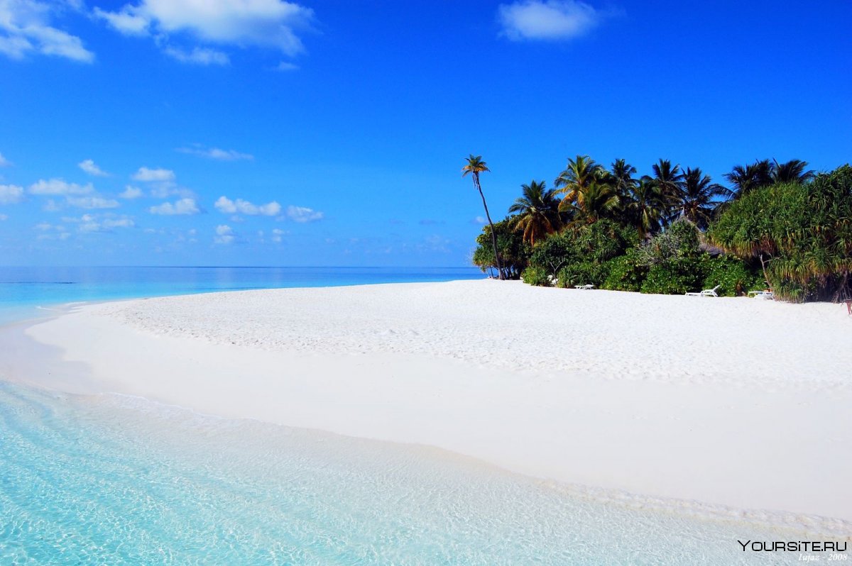 Красивый остров с белым песком