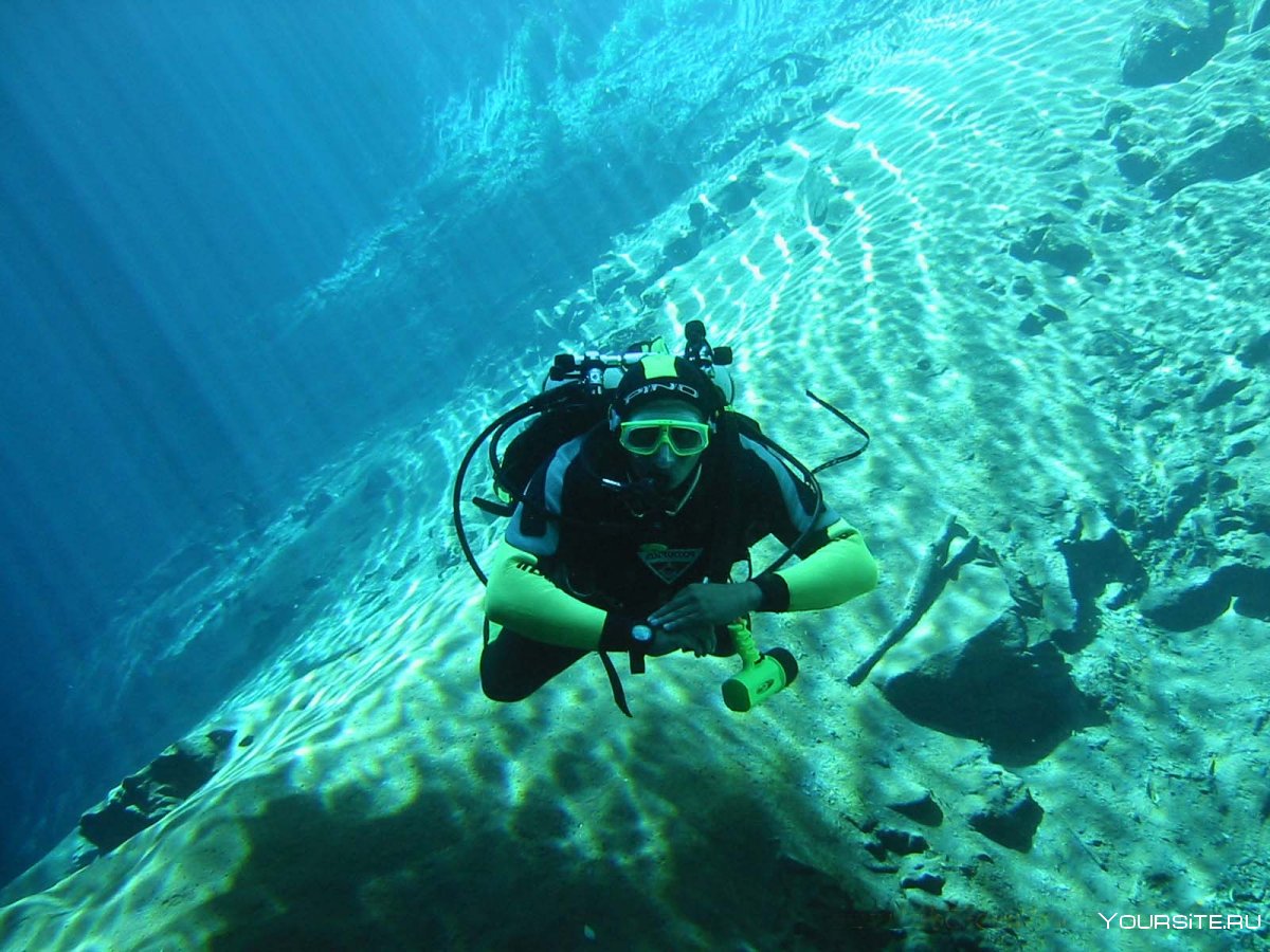 Подводный мир с водолазом