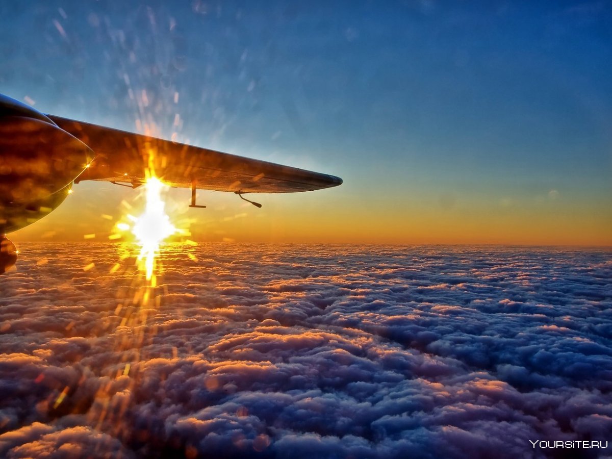 Закат из иллюминатора самолета