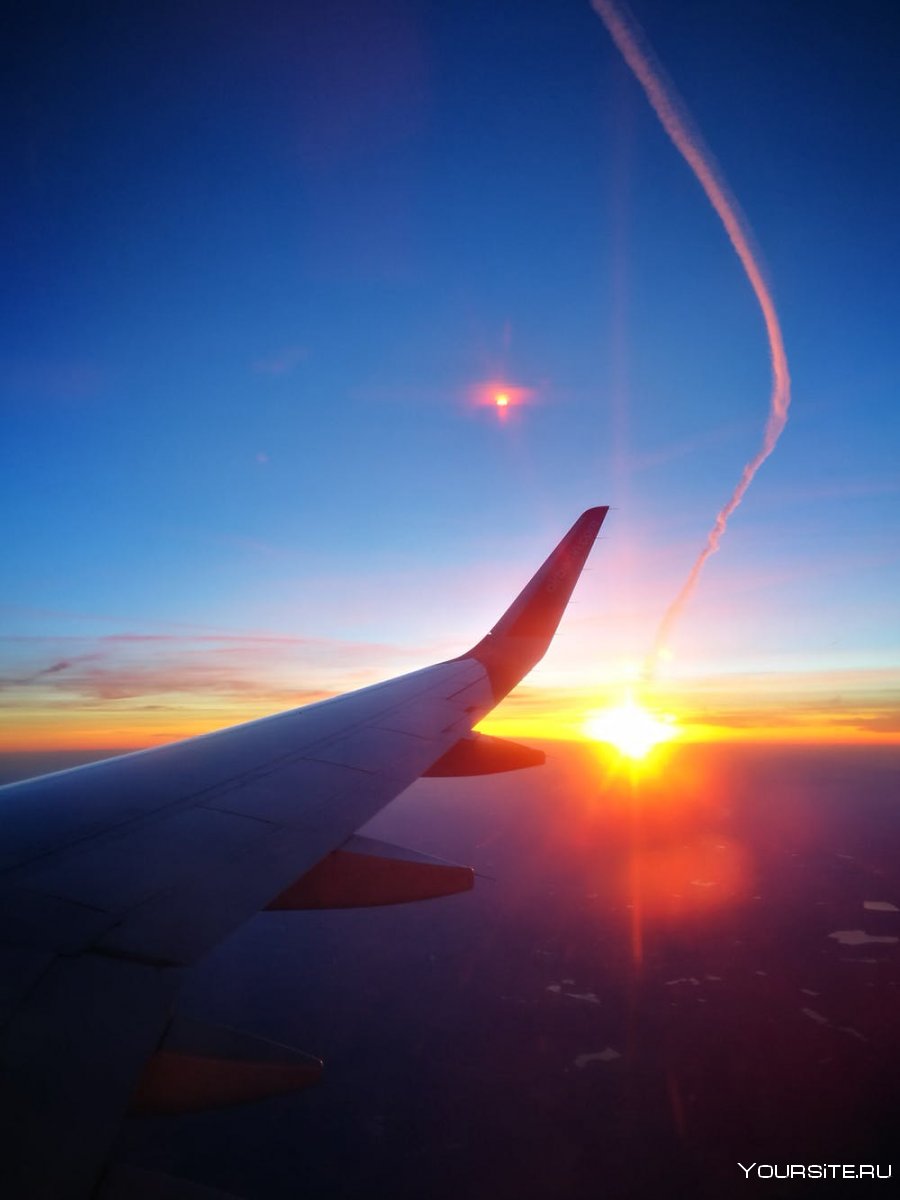 Крыло самолета рассвет