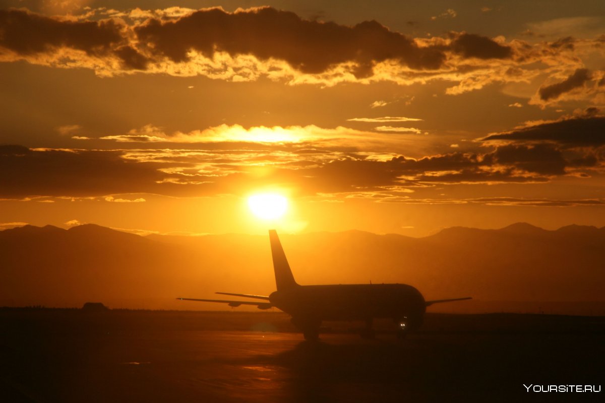Фото самолета на закате солнца