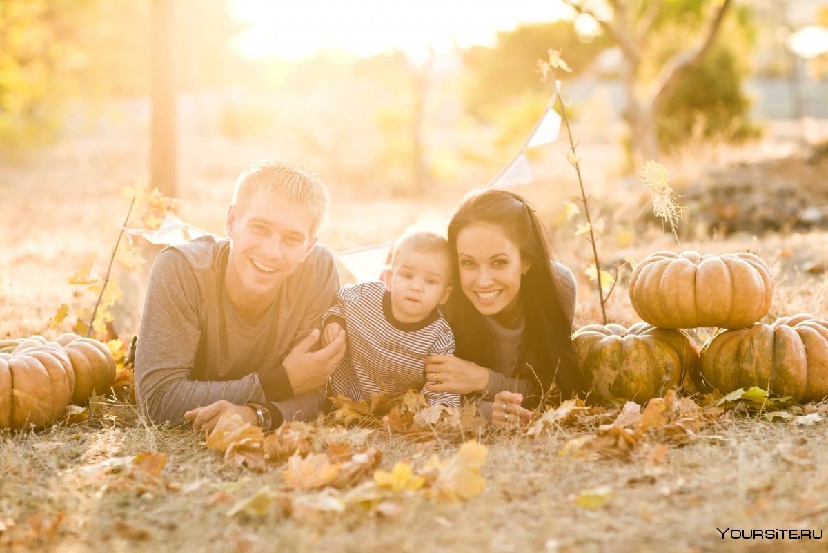 Осенняя фотосессия семейная на природе с тыквой