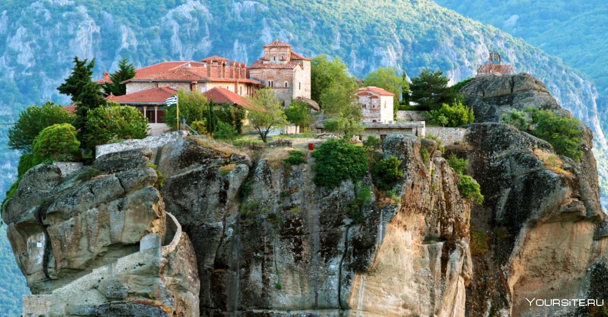 Греция монастыри на скалах Метеоры город