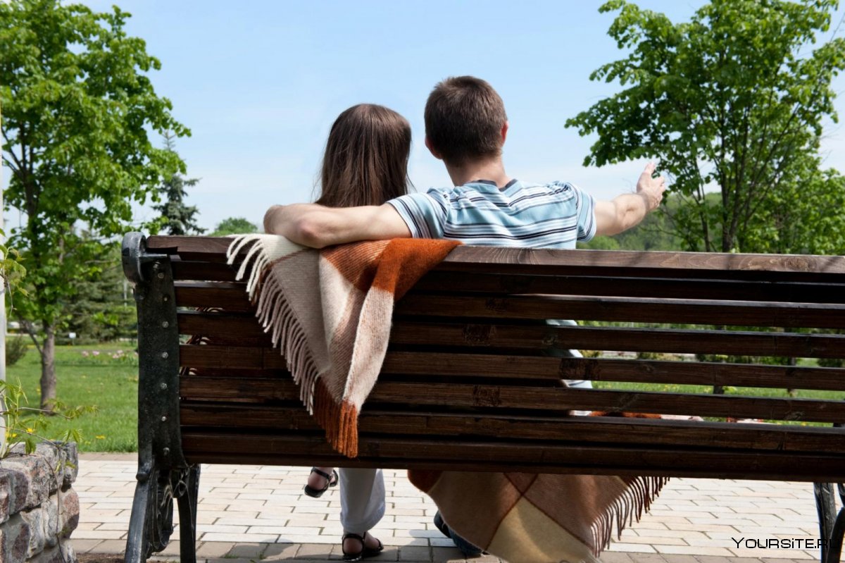 Мужчина и женщина в парке на скамейке