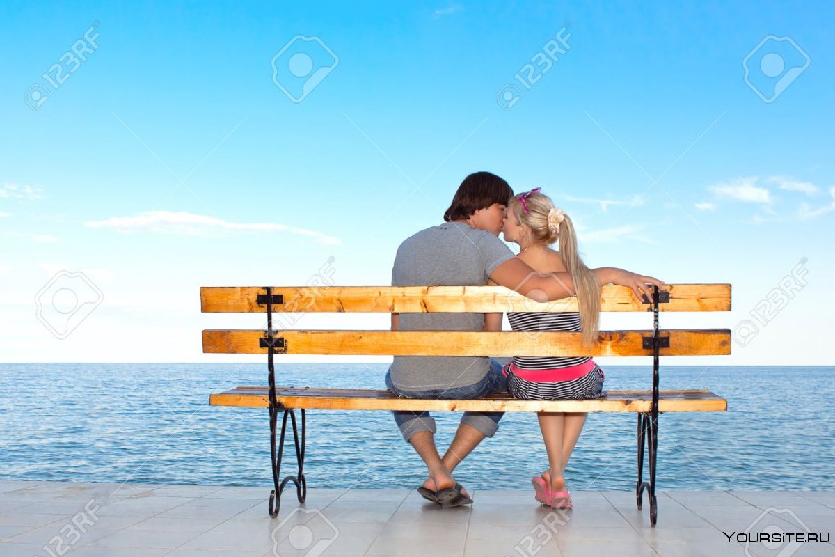 Море пляж влюбленные на скамейке