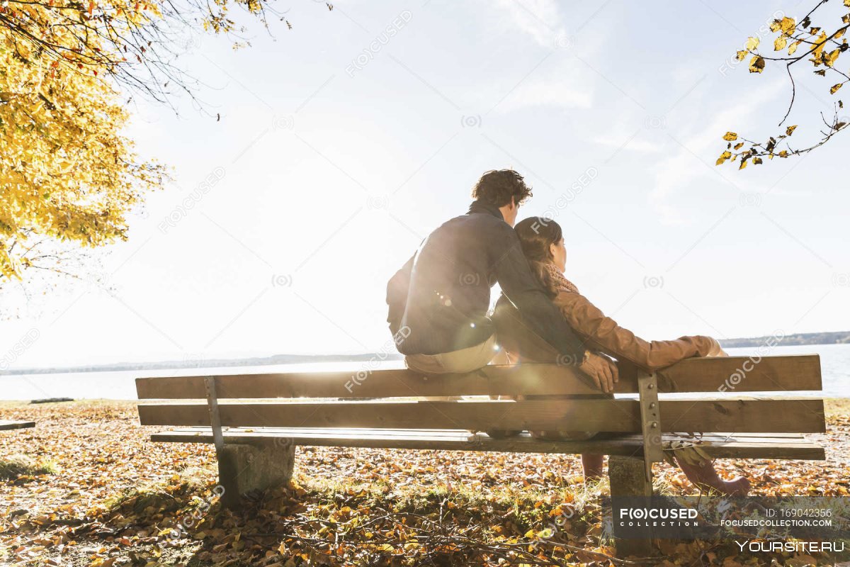 Двое сидят на скамейке