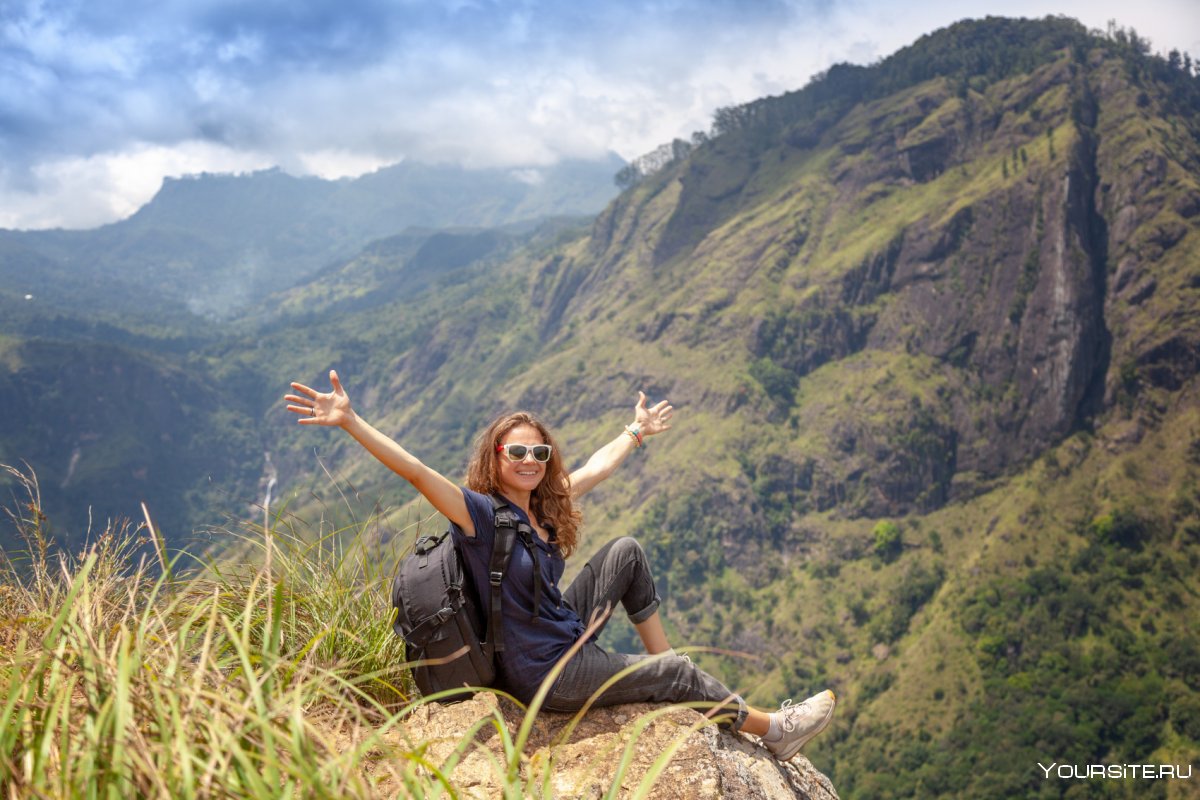 Счастливая девушка туристка в горах