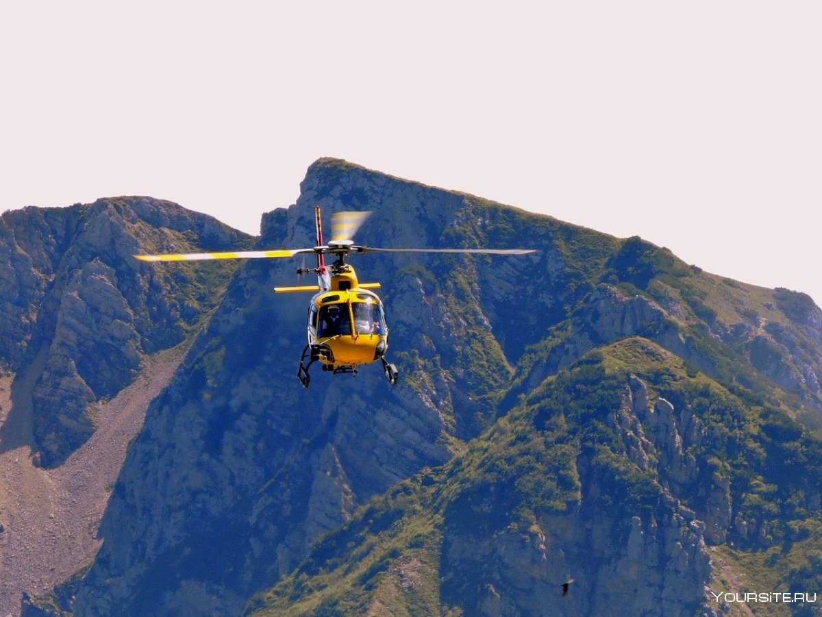Вертолет в горах