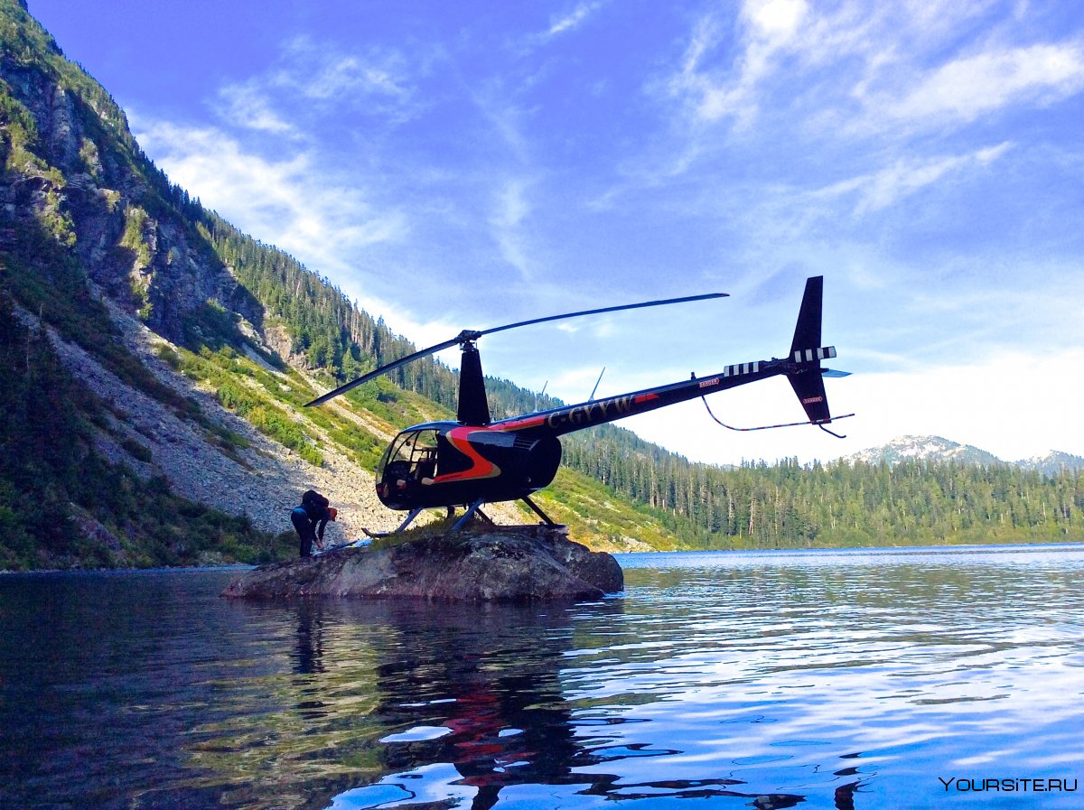 Вертолет Робинсон в горах