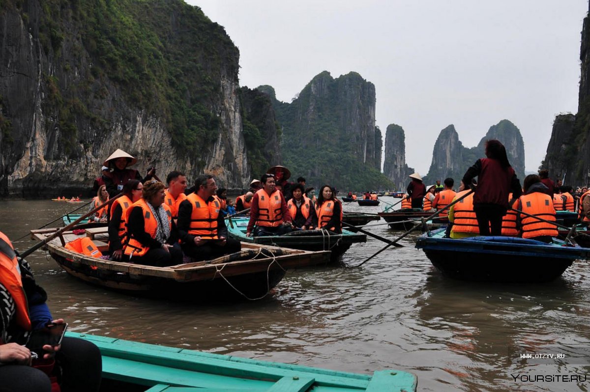 Туристки во Вьетнаме
