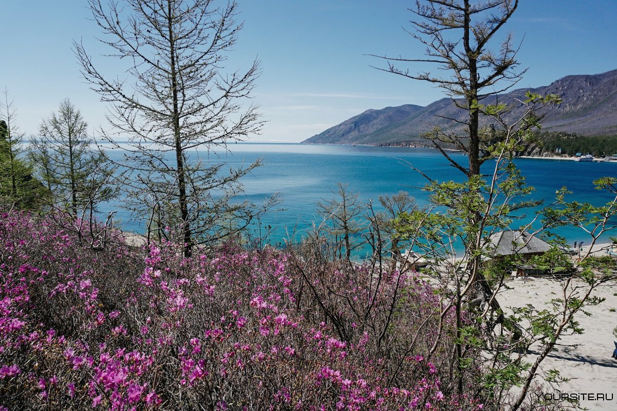Озеро Байкал весной