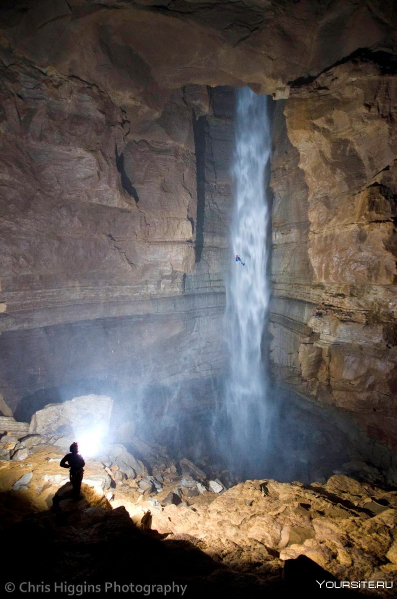 Пещера внутри водопада