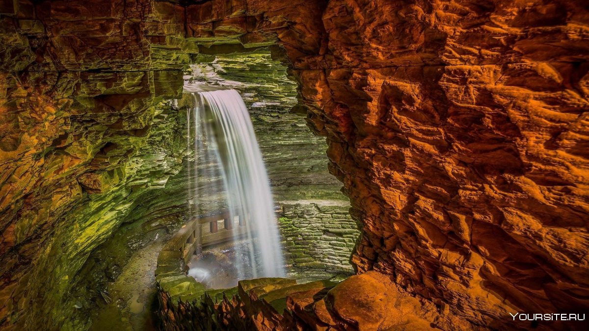 Пещера за водопадом