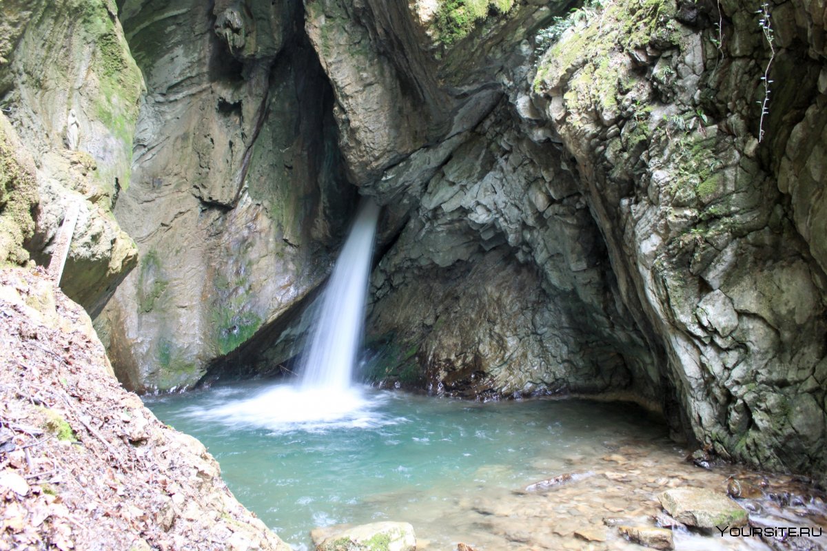 Водопад из пещеры