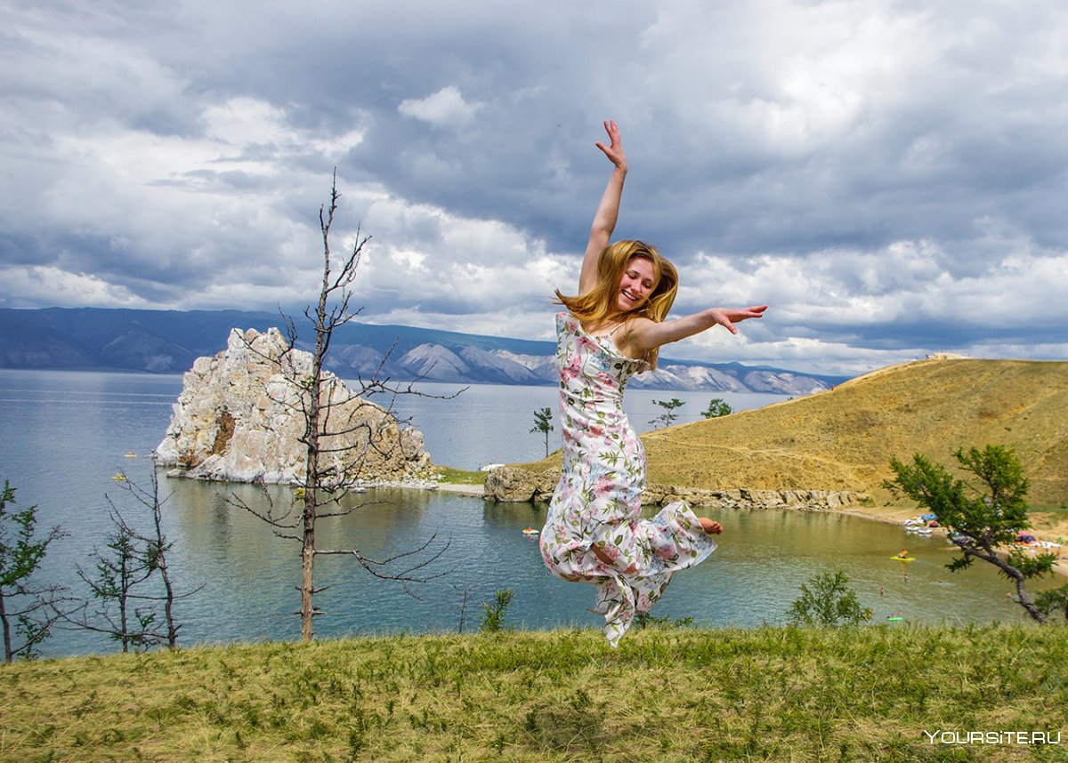 Озеро Байкал летом с людьми