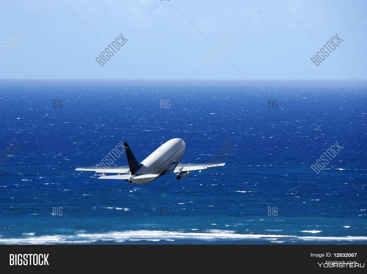 Самолет над пляжем