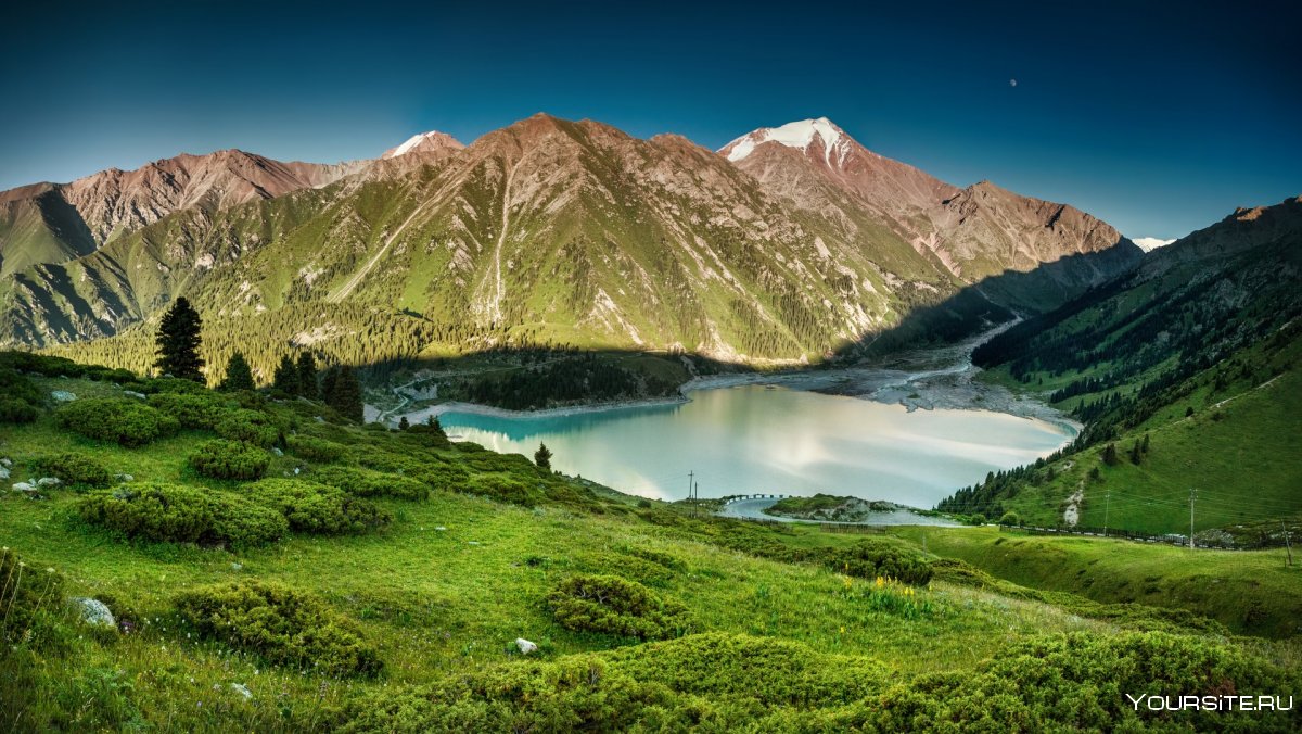 Озеро в Астане в горах