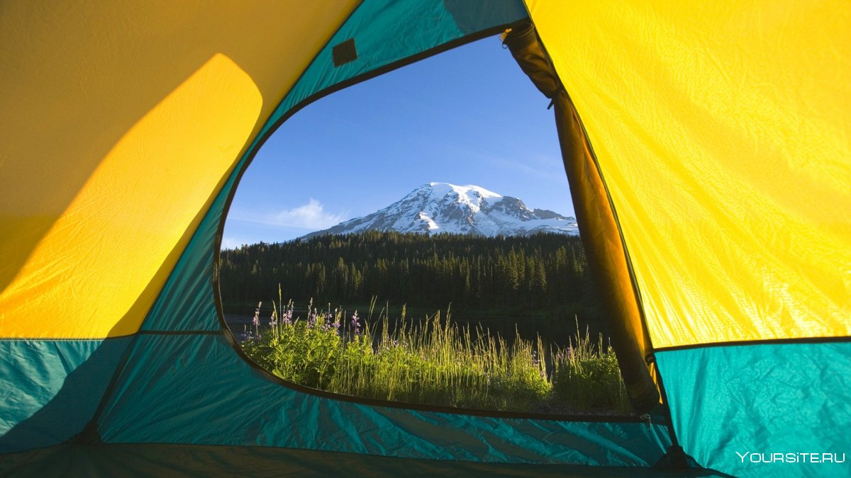 Палатка туристическая в горах