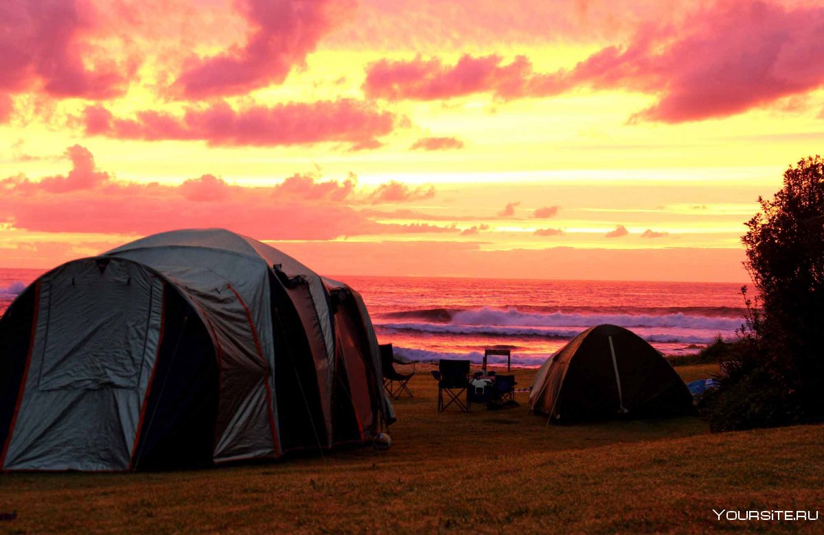 Палатка на берегу