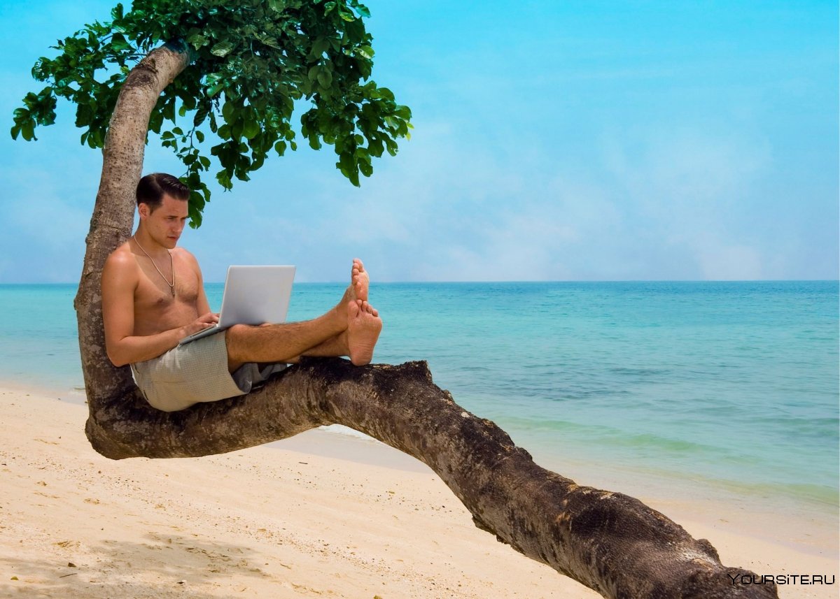 Человек с ноутбуком на пляже