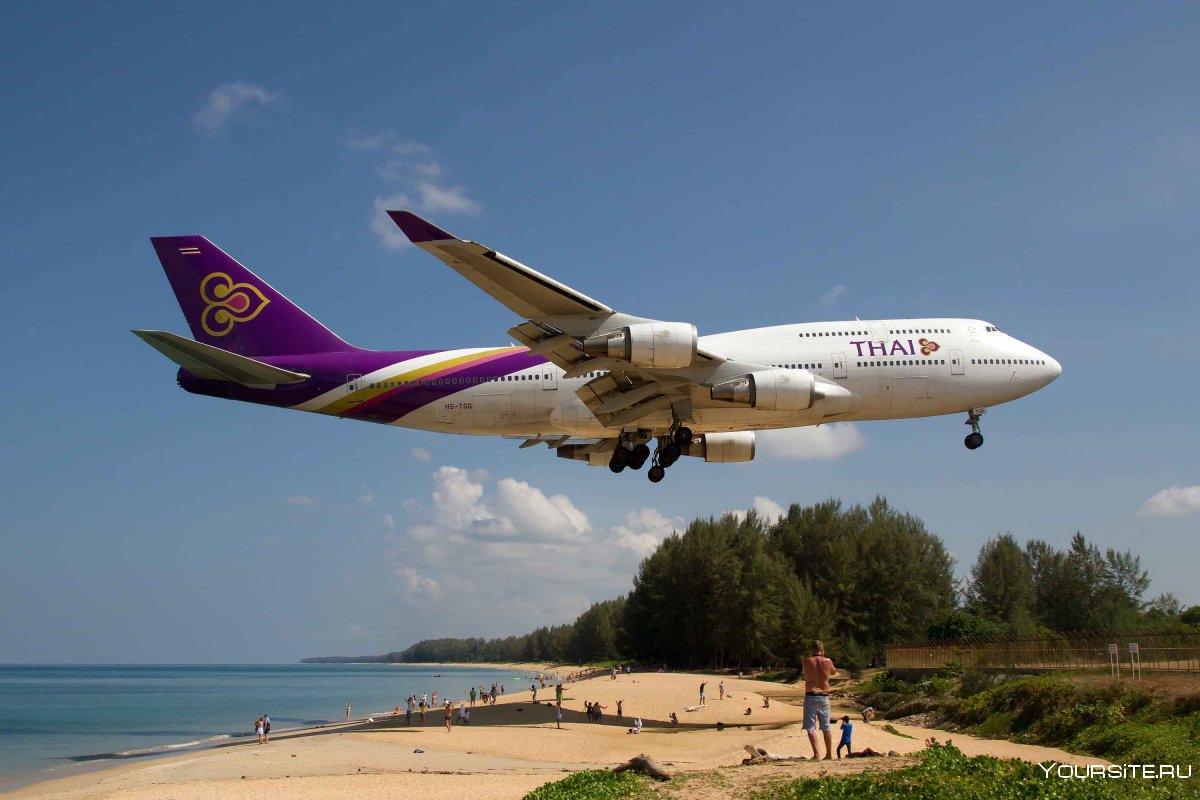 Боинг 747 над пляжем