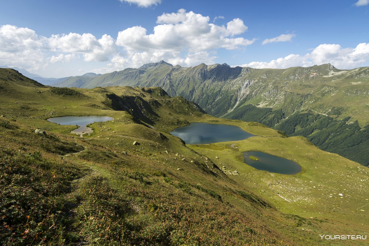 Черное озеро Алтай на долине 7 озер