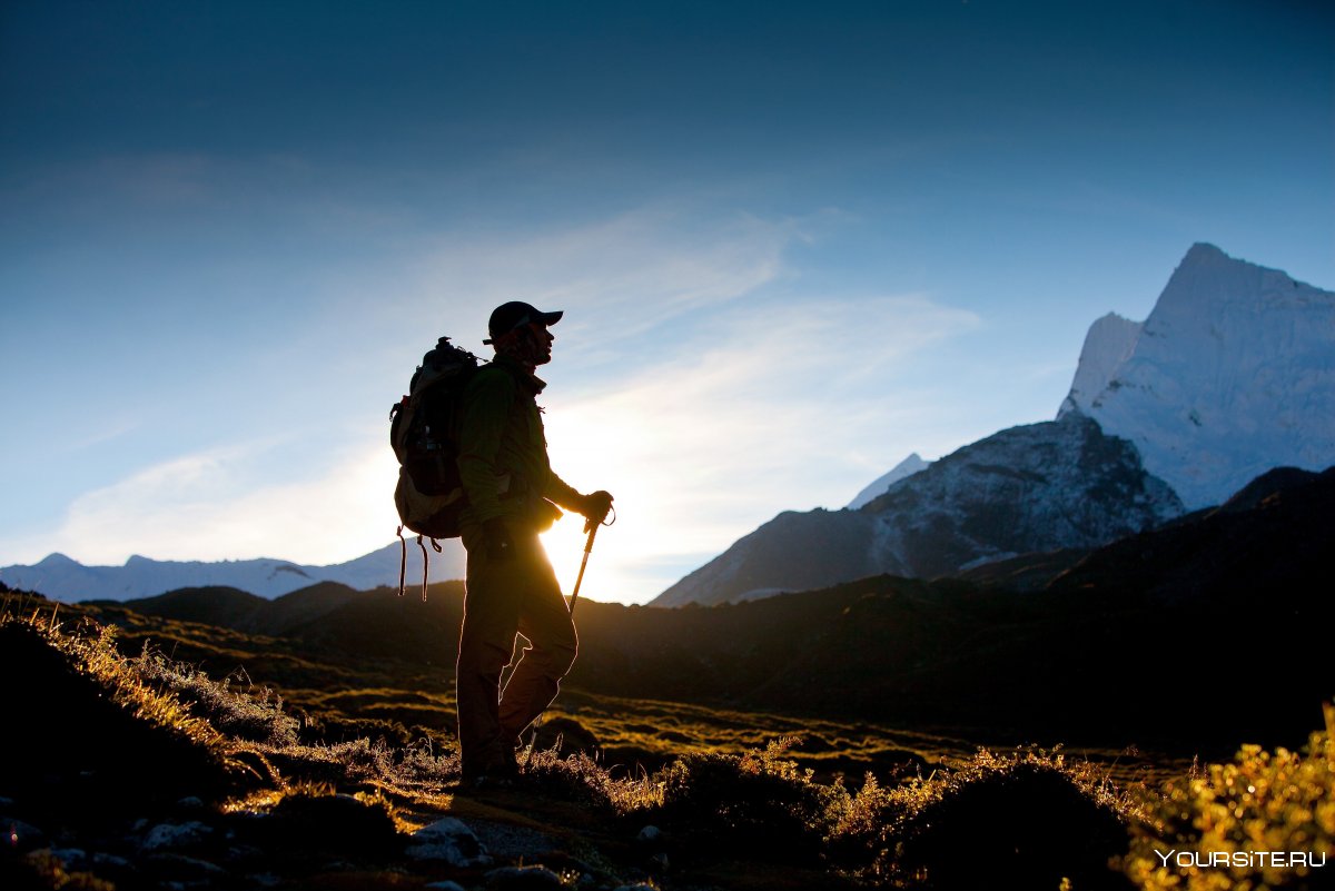 Турист с рюкзаком в горах