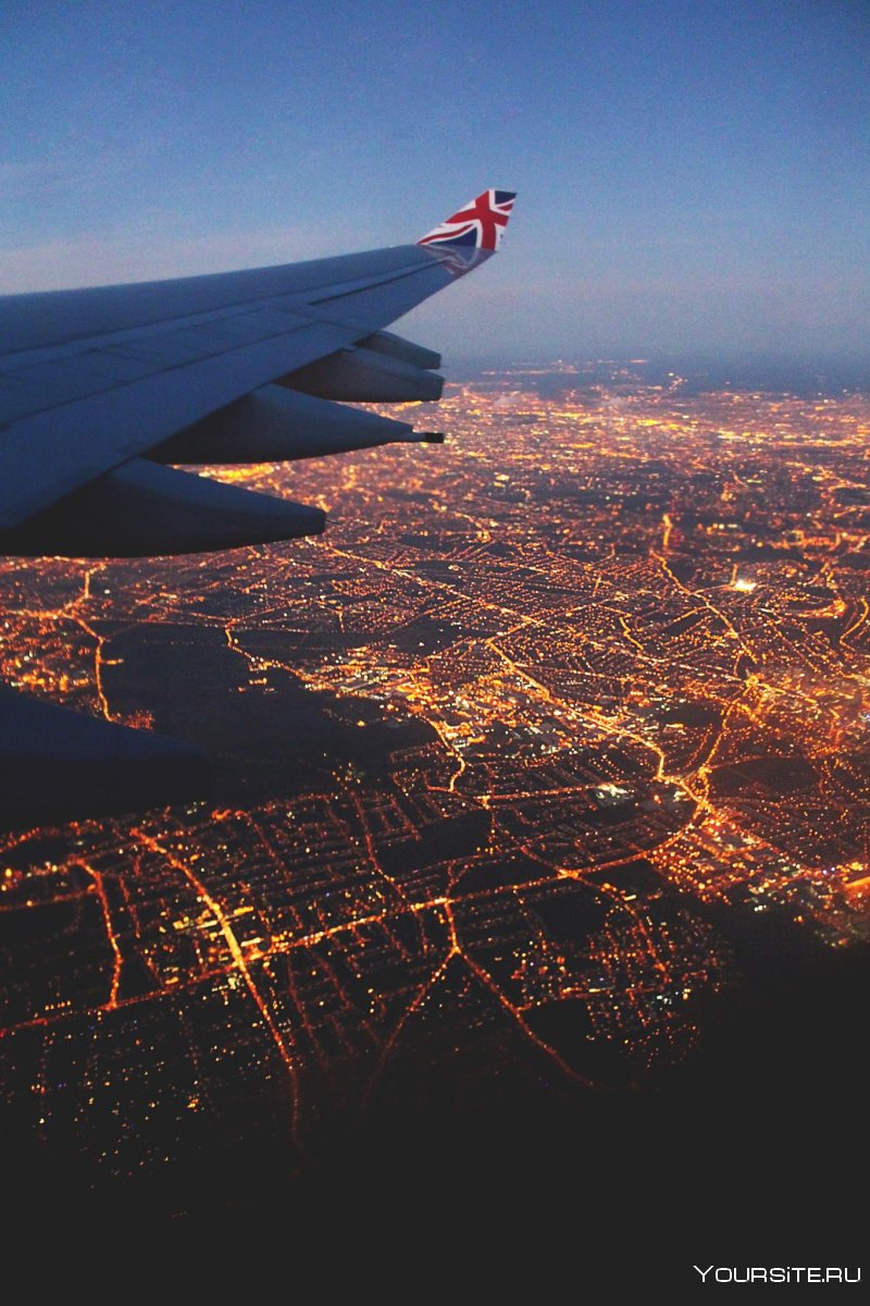 Самолет над ночным городом