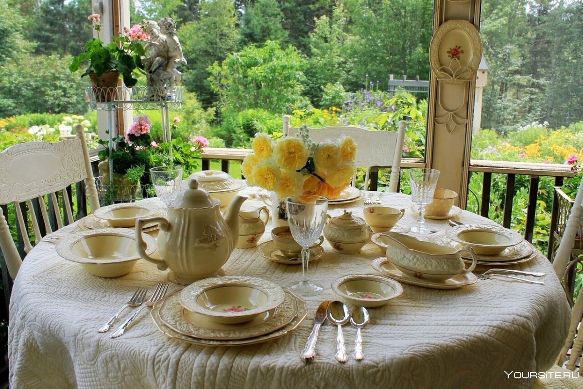 Чаепитие на веранде в саду