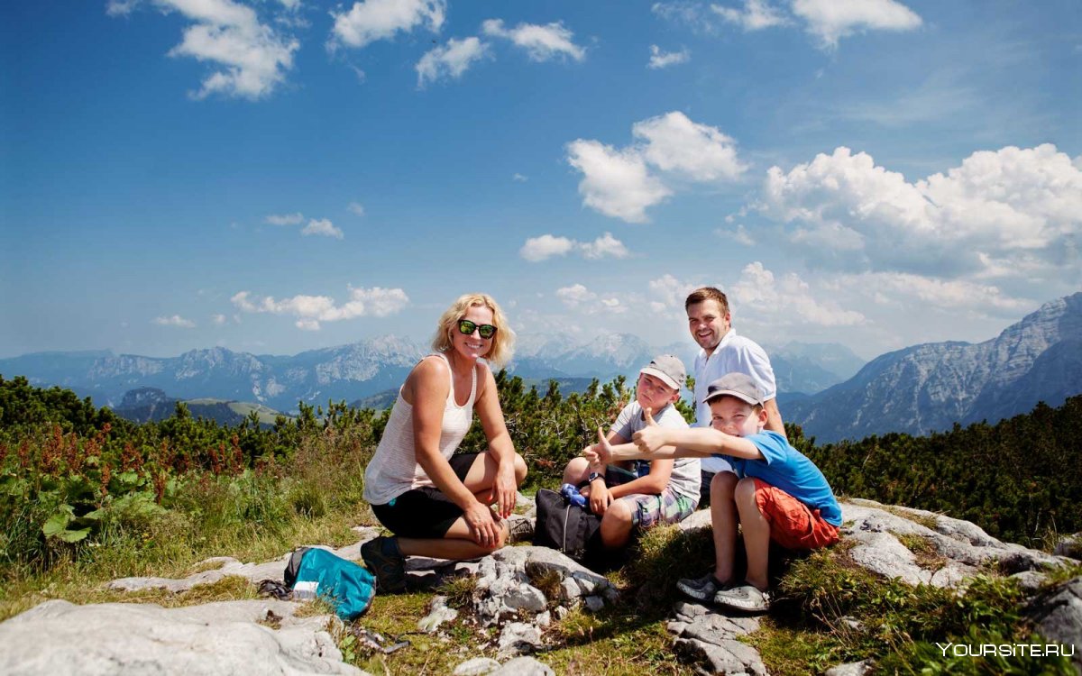 Счастливая семья в горах