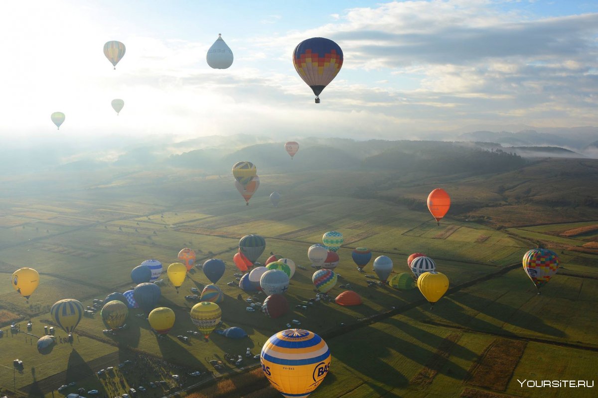 Воздушный шар над полем