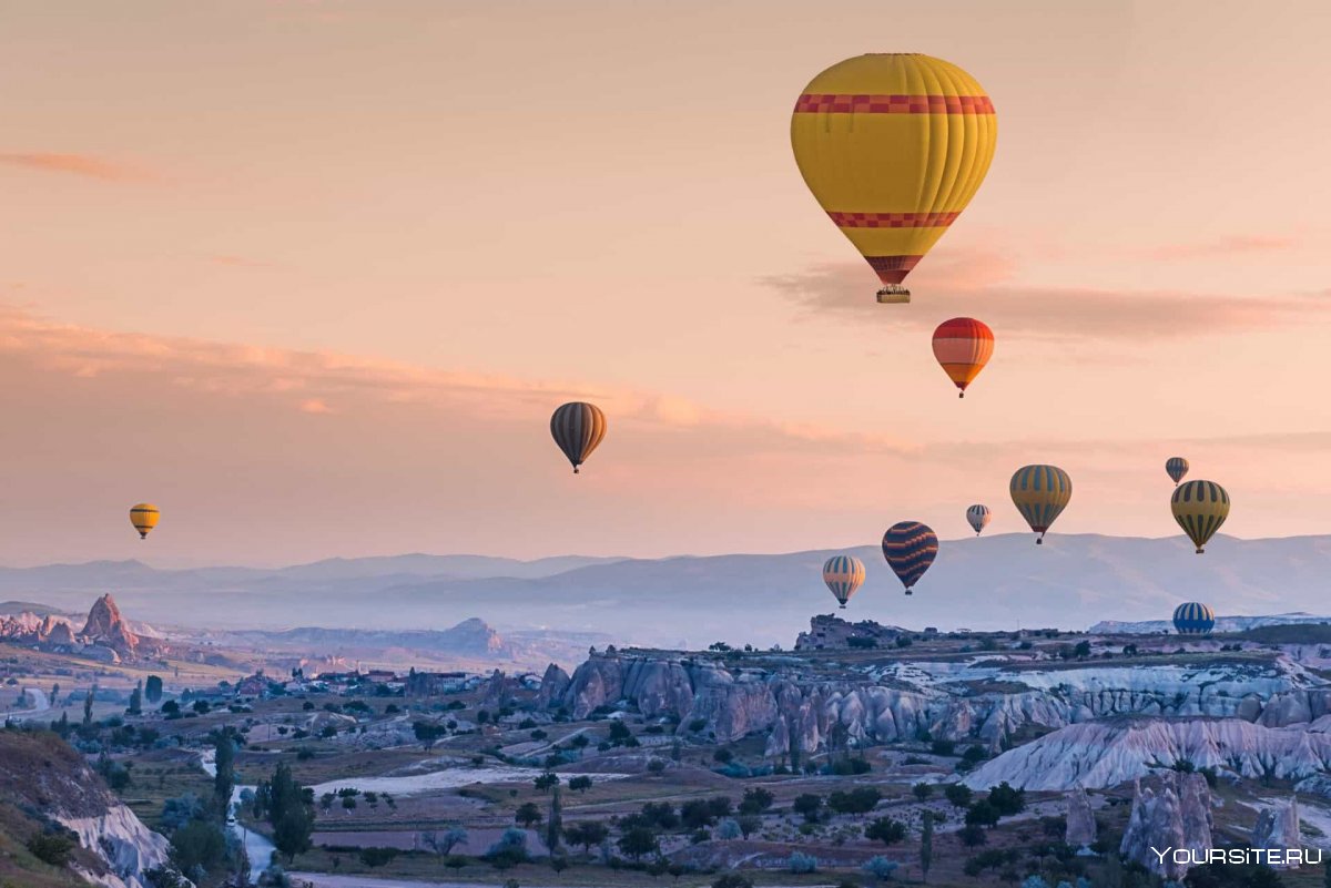 Воздушный шар над маковым полем