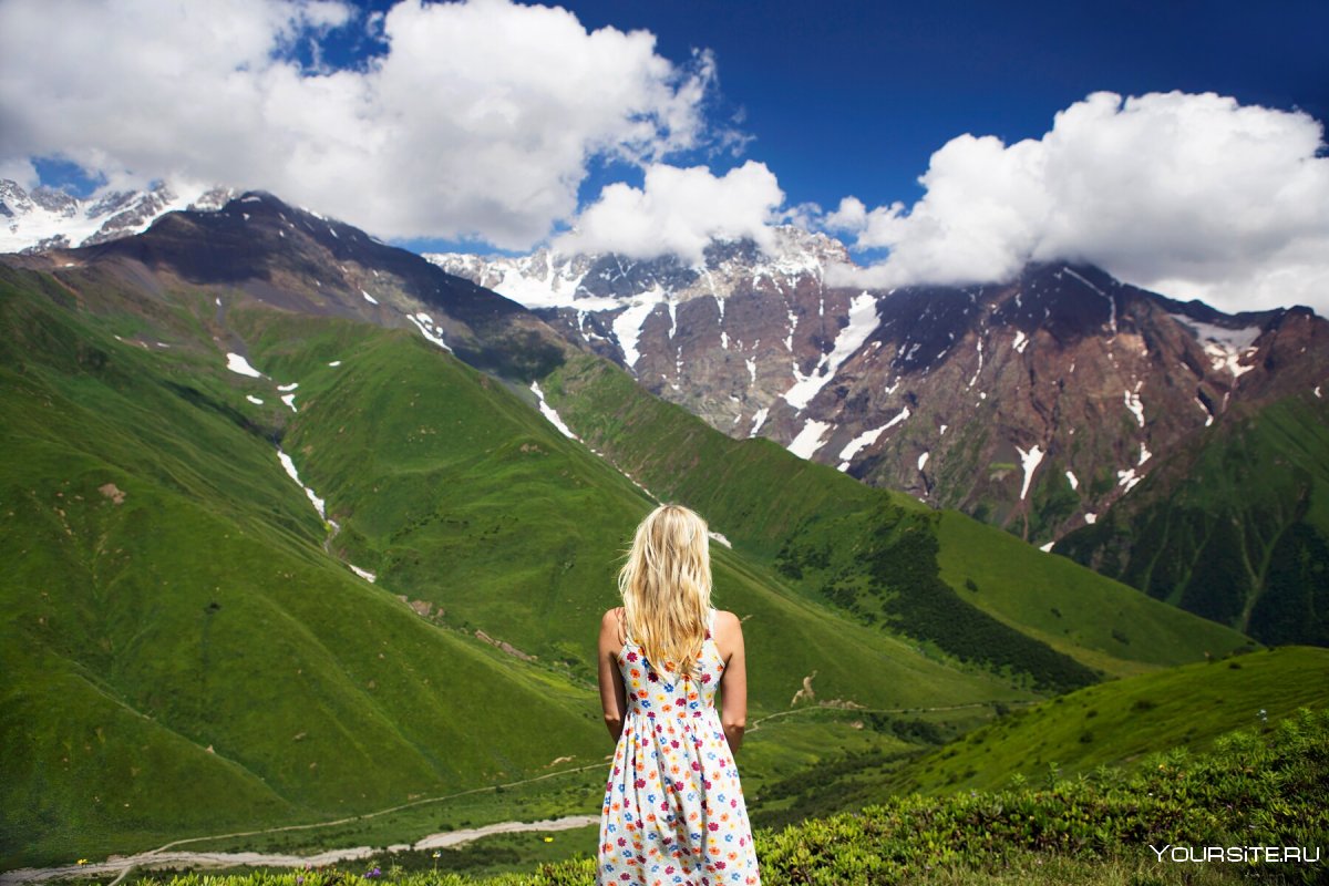 Девушка в горах Кавказа