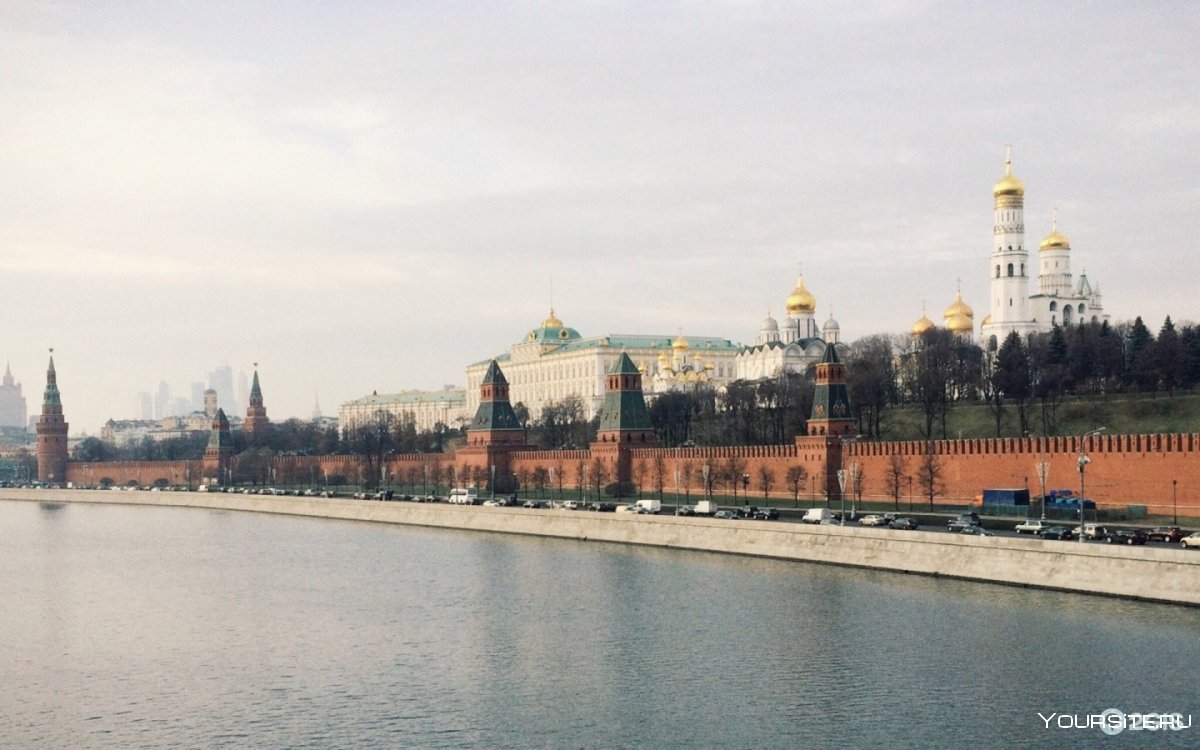 Кремлевская набережная у Кремля