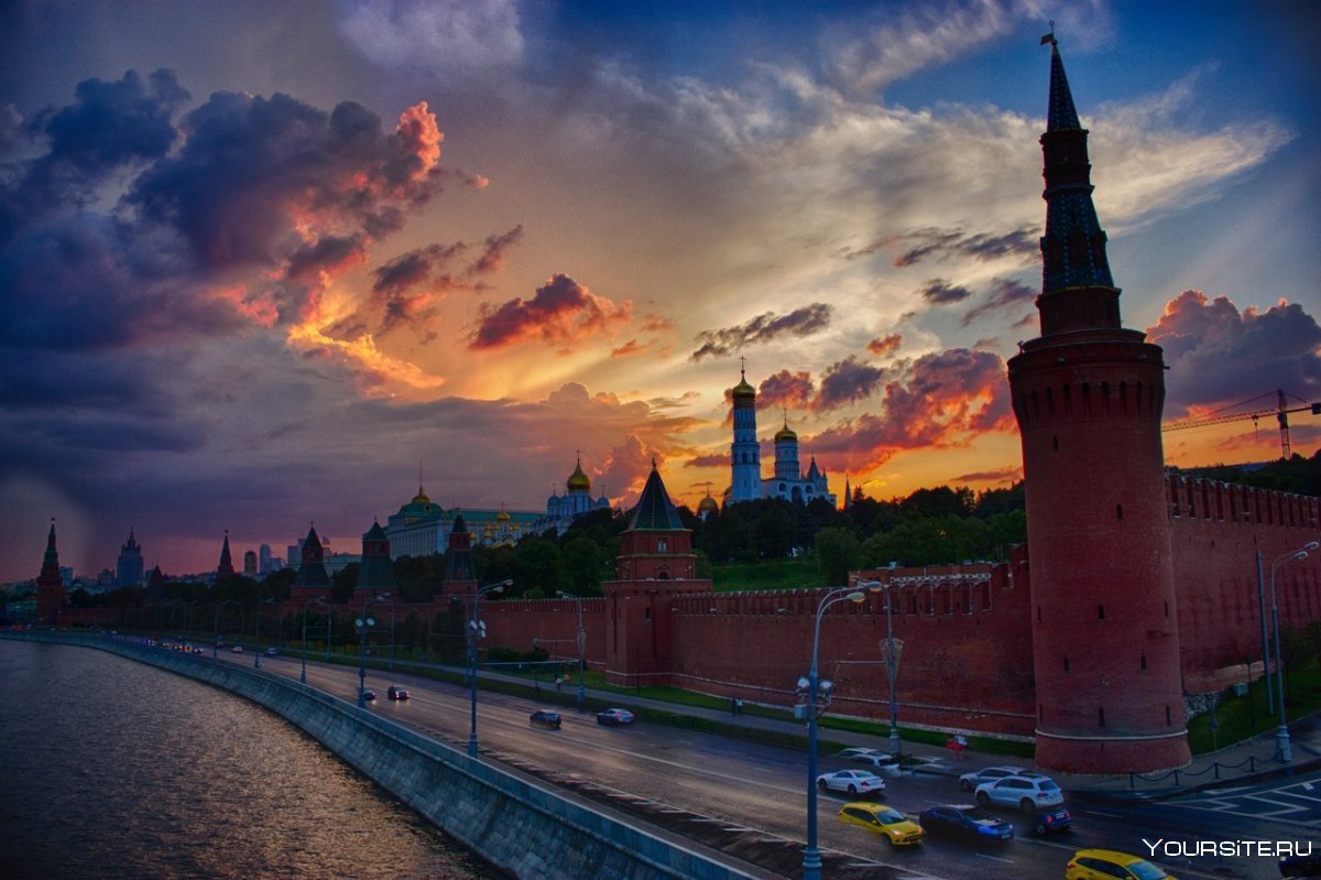 Кремль Москва колокольня закате