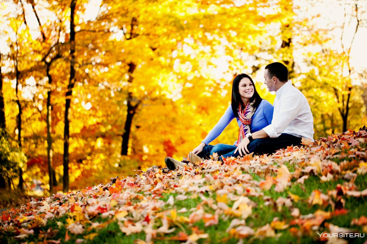 Фотосессия пары осенью в парке
