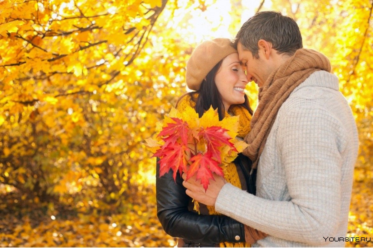 Парень и девушка осень красные листья