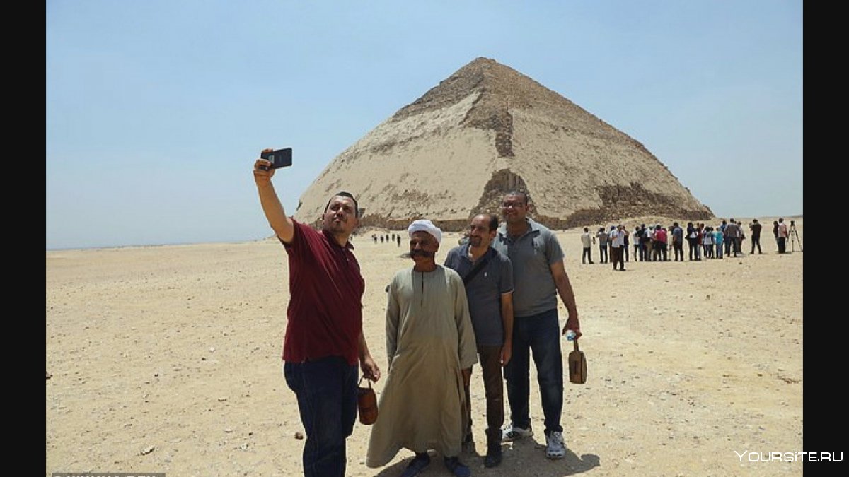 Пирамиды Египта туристы