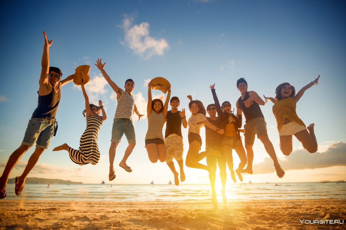 Радостные люди на пляже