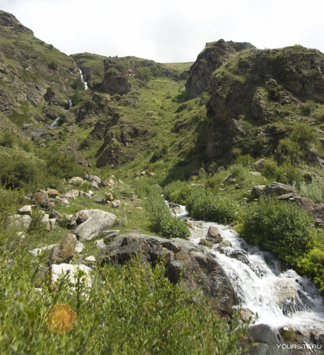 Шакуранский водопад в Абхазии зимой