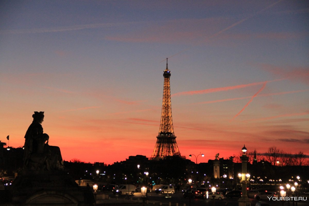 Красивый закат в Париже