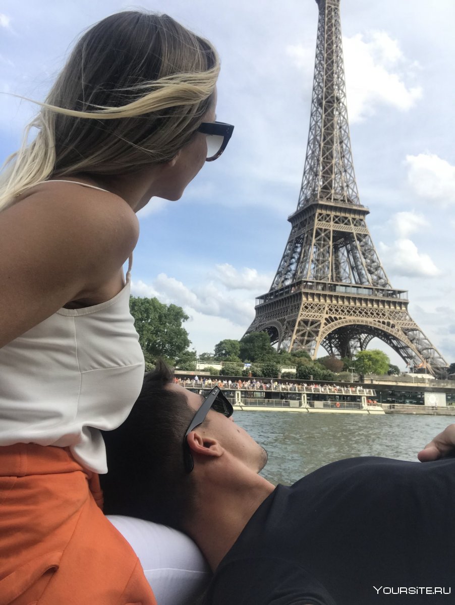 Красивая пара в Париже