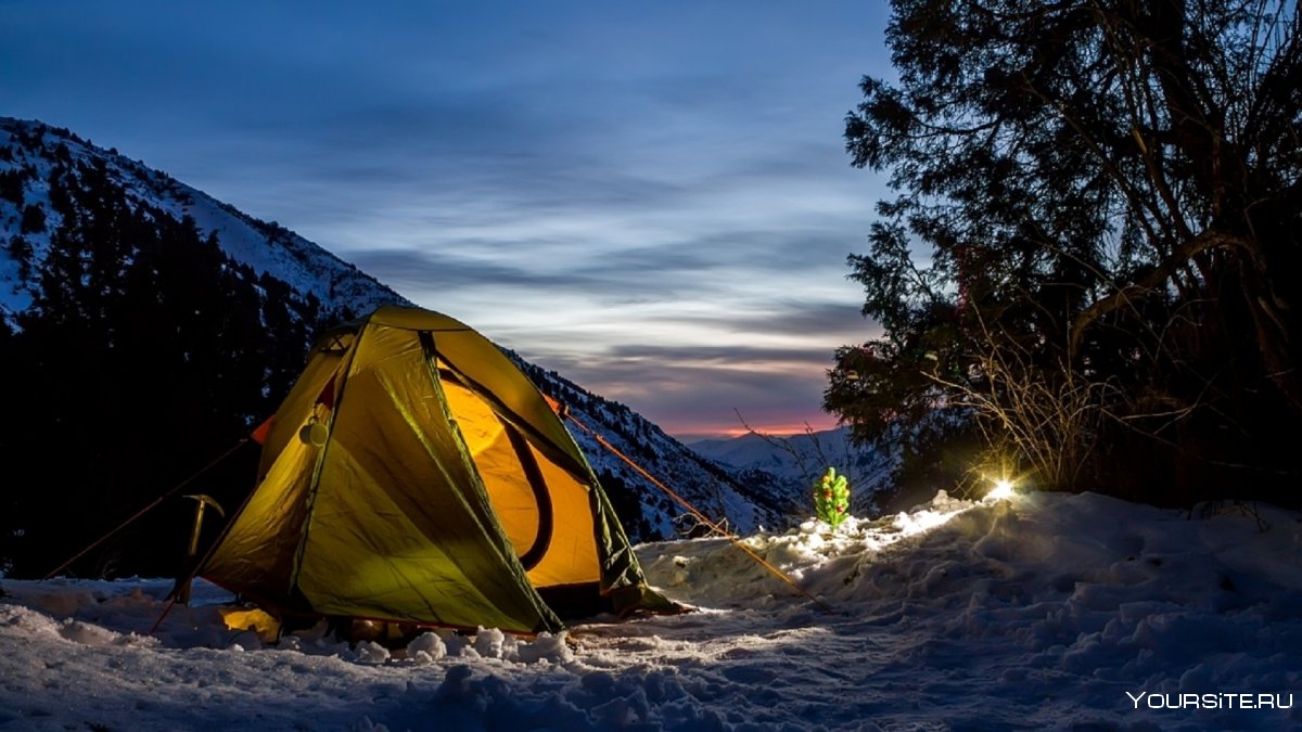 Палатки в снежных горах