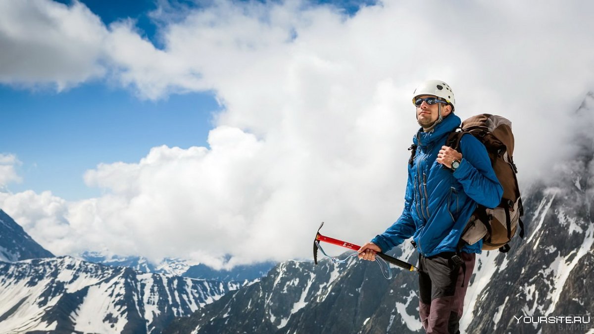 Эверест альпинист с ледорубом вершина