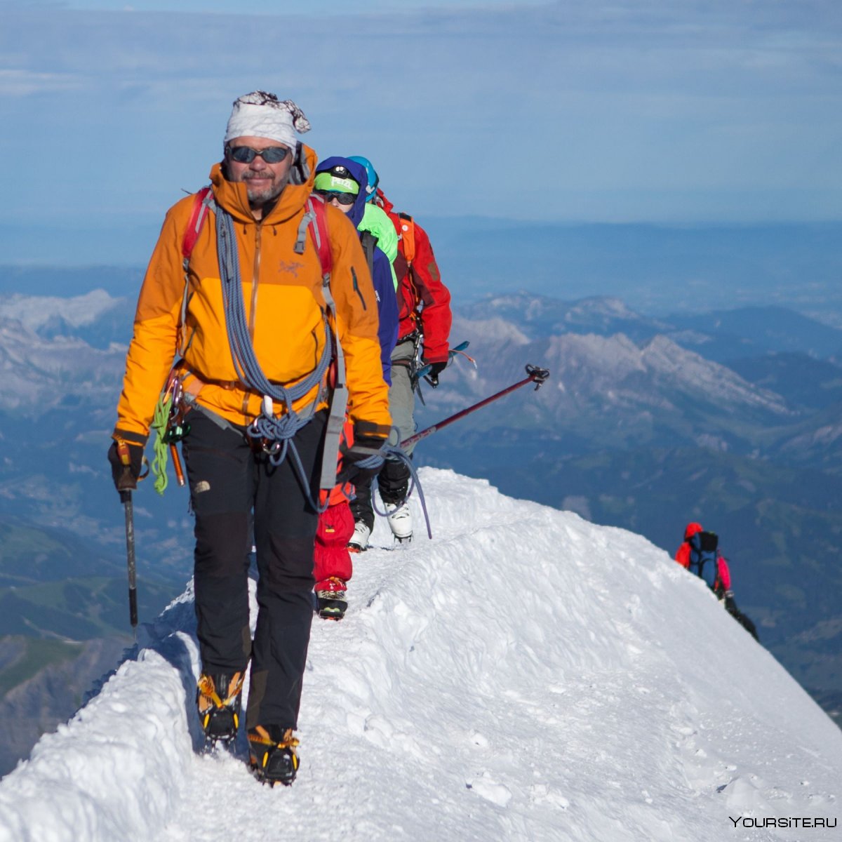 Эверест альпинист с ледорубом вершина