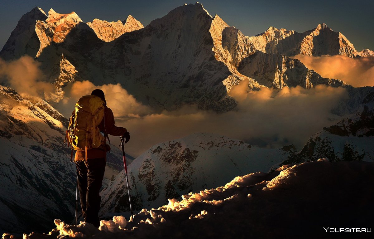 Альпинист у подножия горы