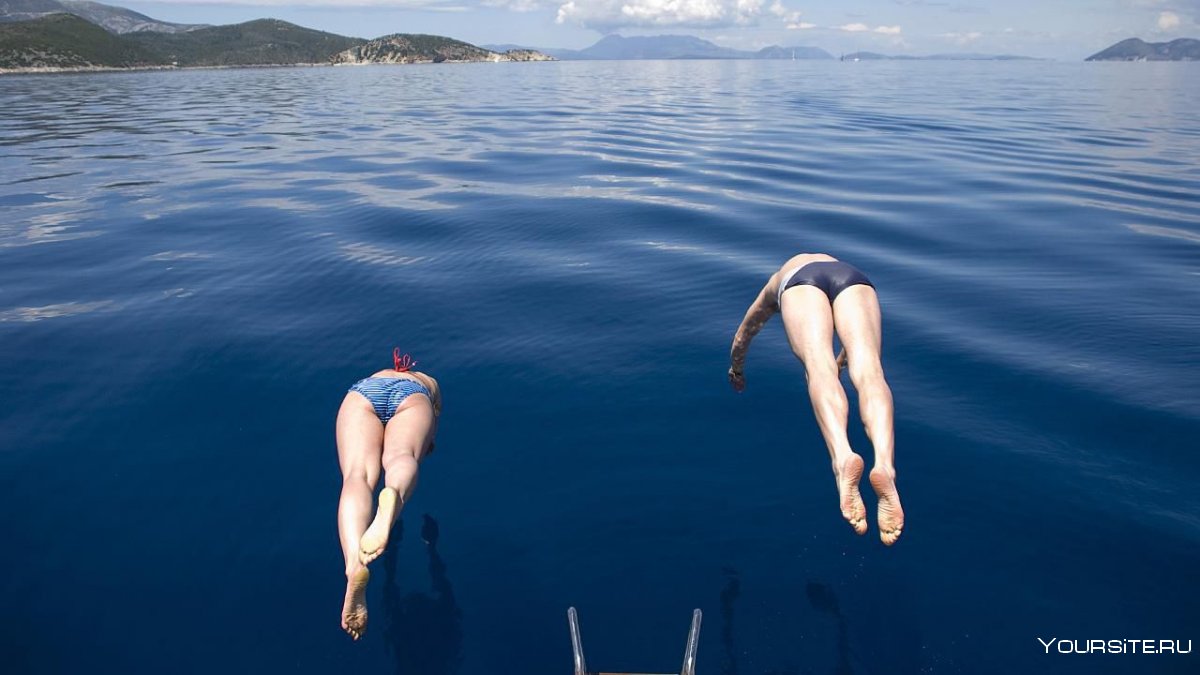 Грязные девушки прыгают с яхты